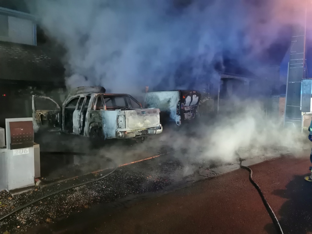 Les deux voitures d'un échevin d'Anderlues incendiées en pleine nuit (05-11-2021 + photos) Img_2041