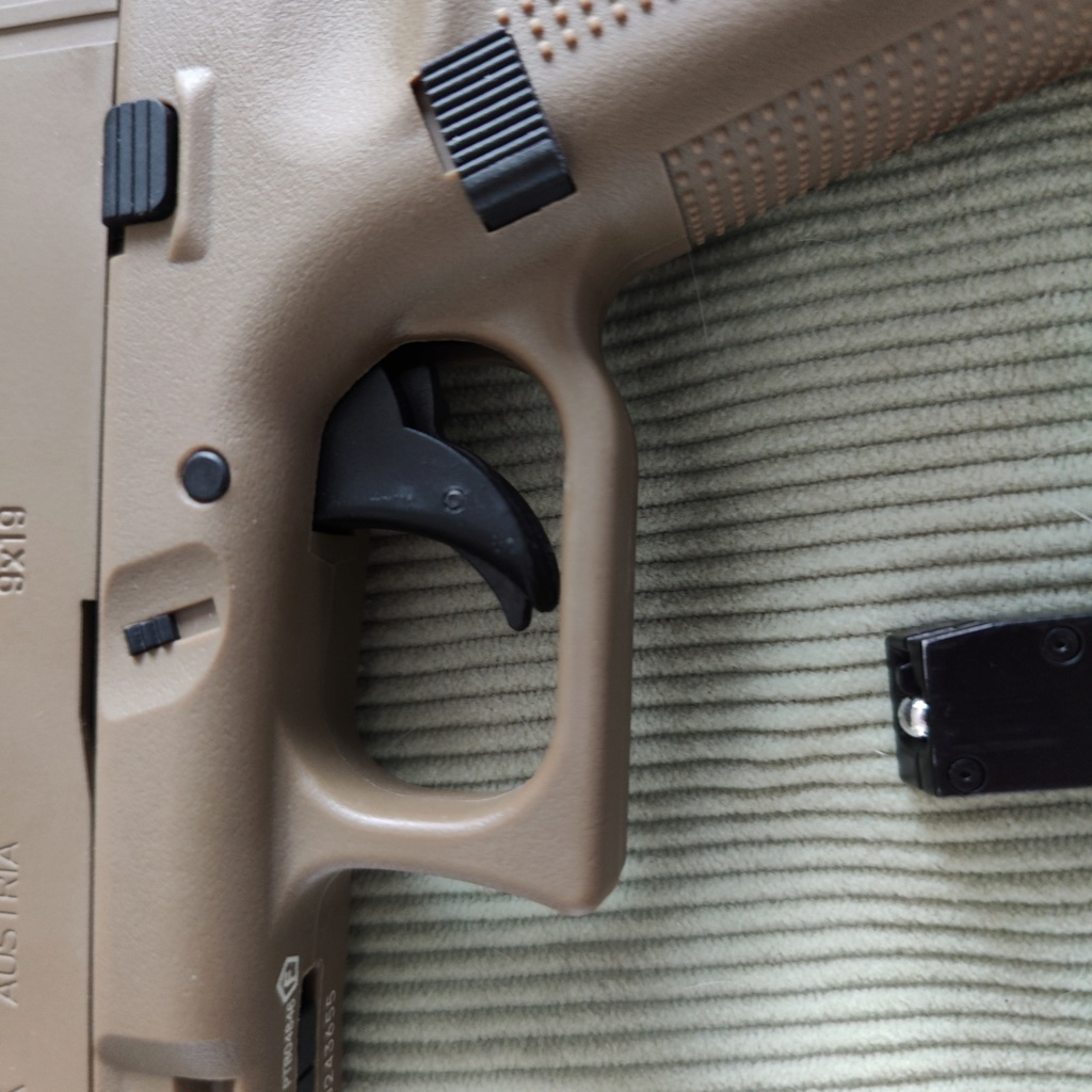 pistolet - Présentation  Pistolet Glock 19 X cal BB 4.5mm à culasse fixe Umarex Tan Img20292