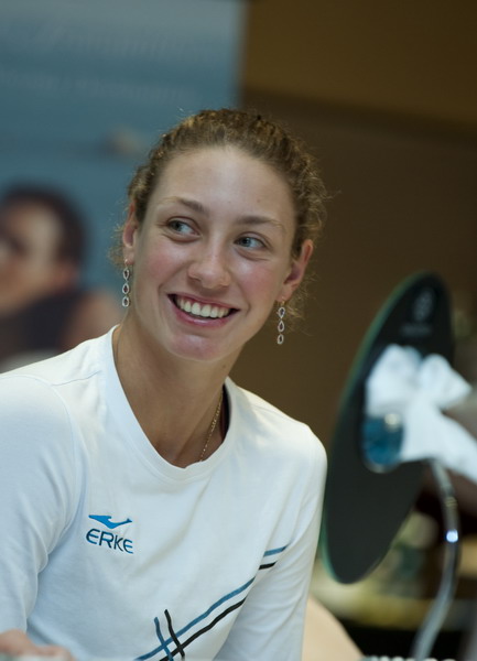 Yanina Wickmayer - 4 - Page 7 Yanin140