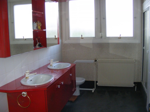 Salle de bain blanche et rouge à rafraîchir Dscf3111
