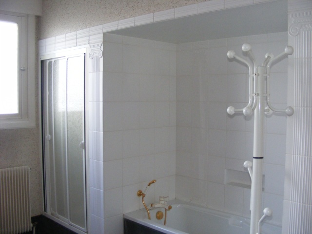 Salle de bain blanche et rouge à rafraîchir Dscf3112
