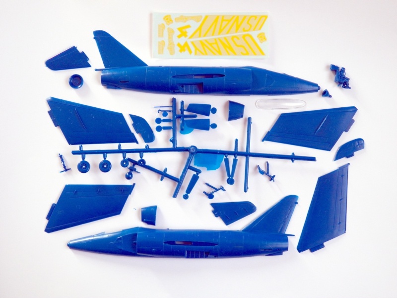 [Revell] (1/54) Grumman F11F Tiger des Blue Angels (Ref : H-169) 100_2822