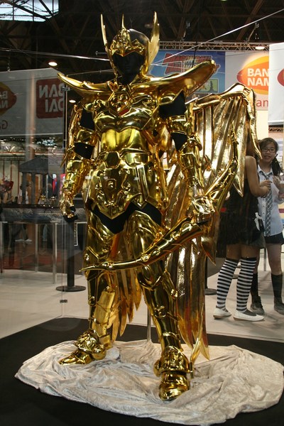 L'armure d'or du Sagittaire en taille réelle  837_210