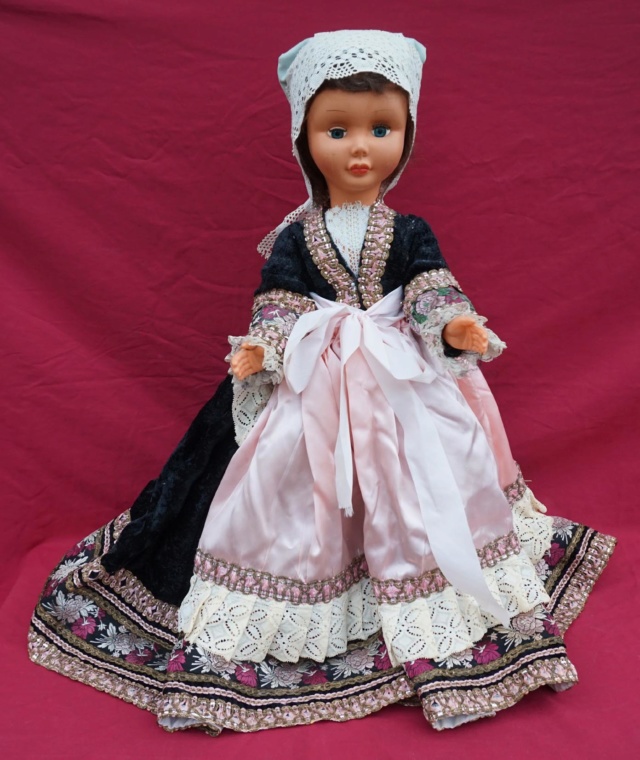 Poupée régionale Doll210