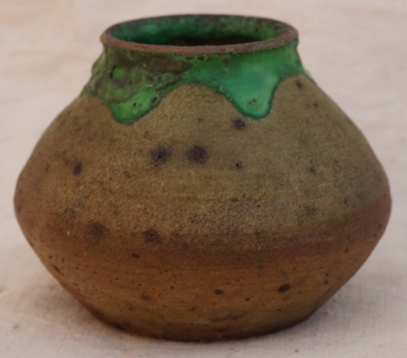 Vase pot  grès à coulure émail vert au col cachet à identifier Gres310