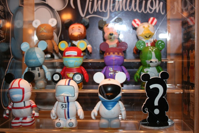 Vinylmation - Page 13 Img_7023