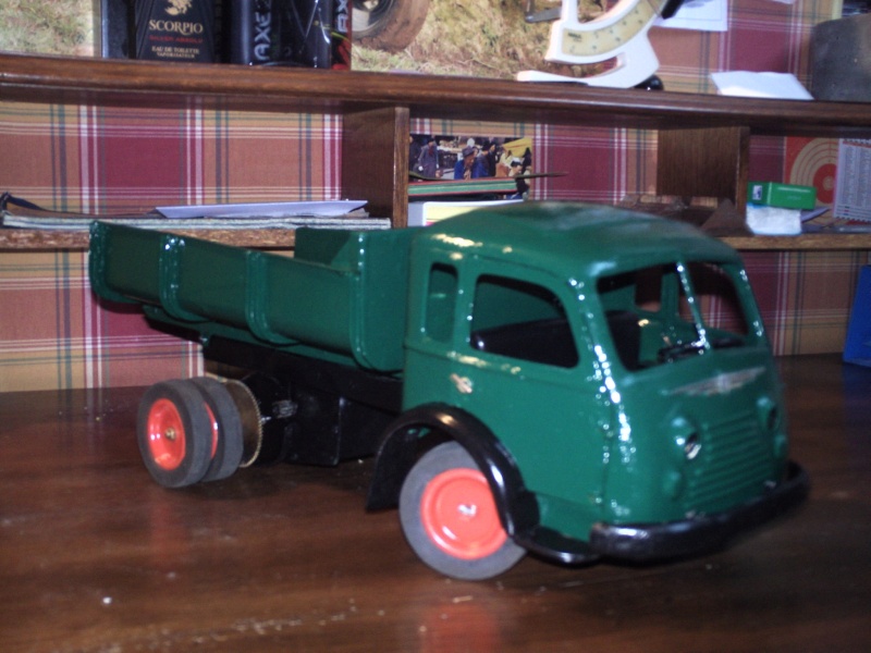 Miniature d'ancien camion Renault en tole Pict0811