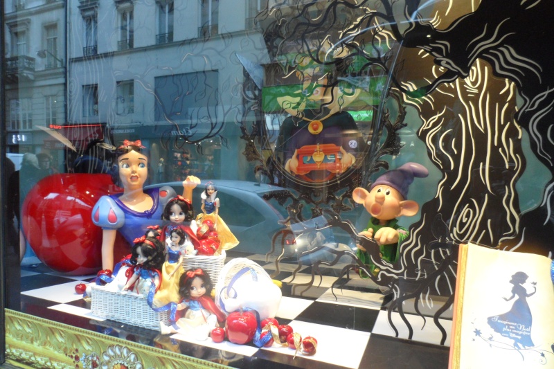 Disney pop up store aux galeries lafayette (du 5/11/2012 au 5/01/2013 ) - Page 5 Sam_1013