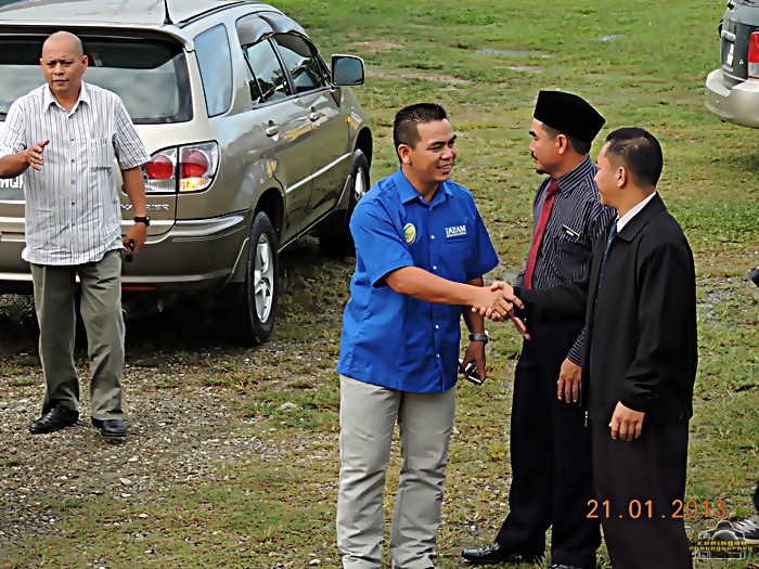 Majlis Penyampaian Hadiah Murid Cemerlang UPSR oleh Ketua Pemuda UMNO Keningau -21jan2013 A110