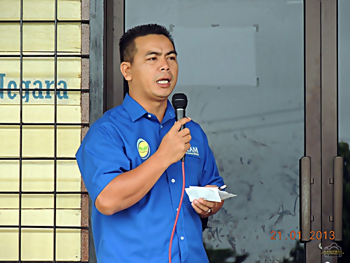 Majlis Penyampaian Hadiah Murid Cemerlang UPSR oleh Ketua Pemuda UMNO Keningau -21jan2013 A2310