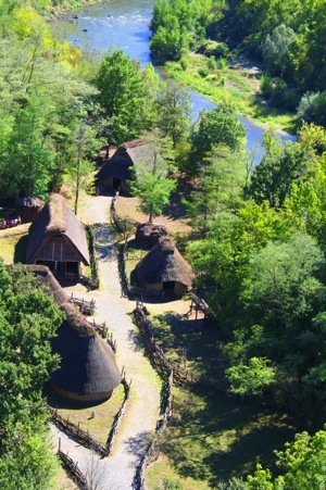 Photos d'un village gaulois en France! Helico11