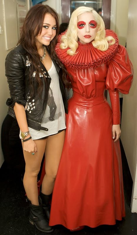 LADY GAGA CON LA REINA ISABEL!!! Miley-11