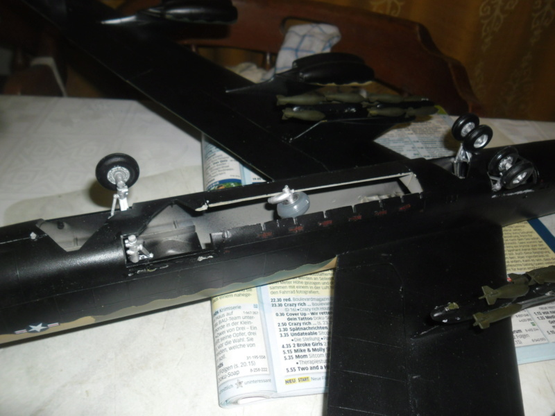 Restaurierung einer 1:72er B-52 Sam_2424