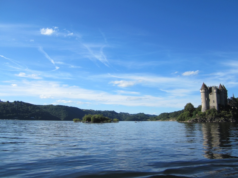 Retenue de Bort-les-Orgues et château de Val Fabien60