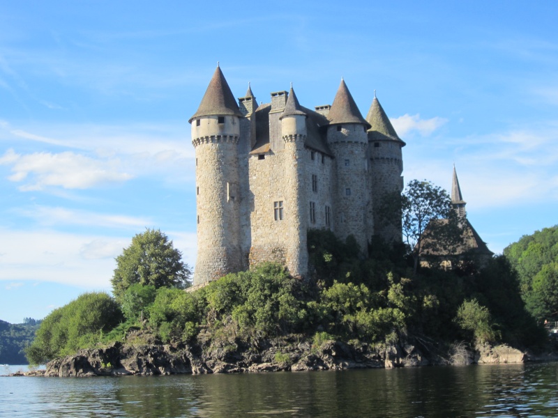 Retenue de Bort-les-Orgues et château de Val Fabien61