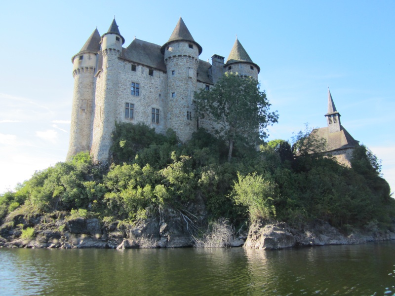 Retenue de Bort-les-Orgues et château de Val Fabien62