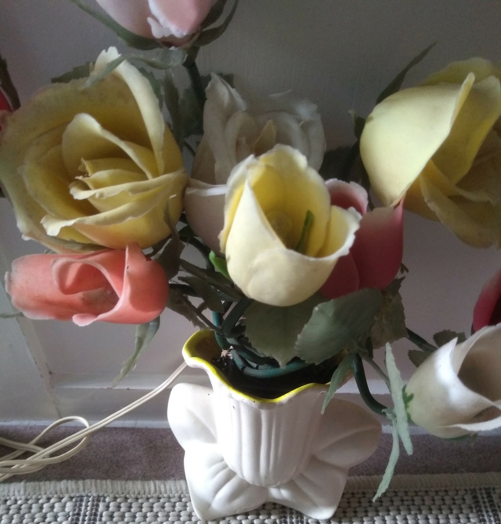    541 Daffodil Wall Vase/light up Roses  Img_2011