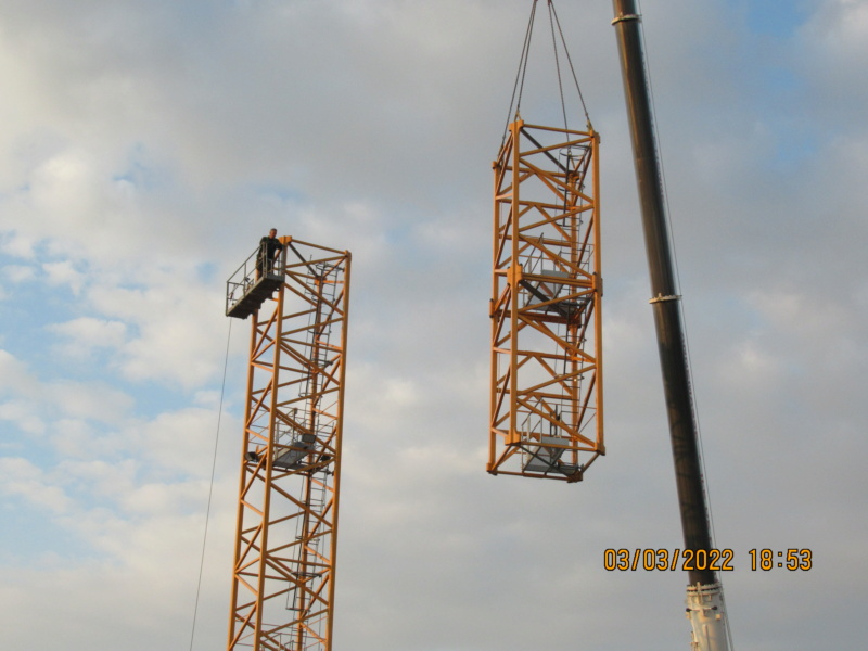 Montage d'une grue à tour 250 EC-B sur le chantier du centre ville. Réelle. 2022-223