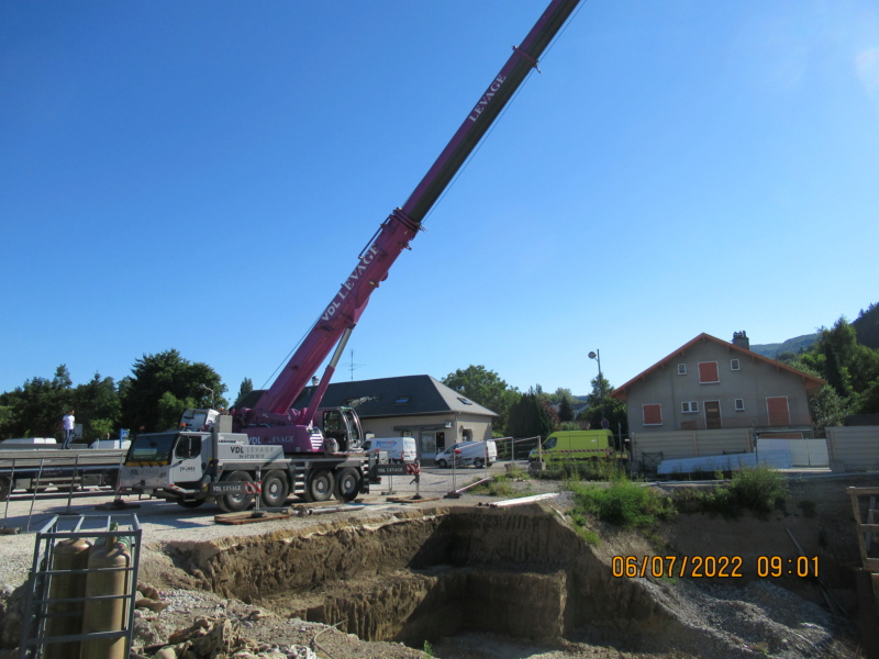 Montage d'une grue à tour 250 EC-B sur le chantier du centre ville. Réelle. - Page 2 Chant100