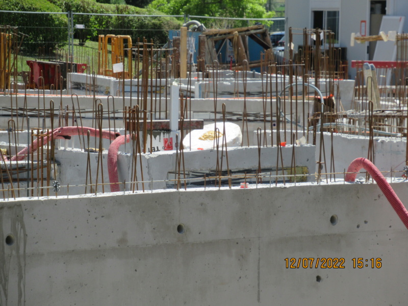 Montage d'une grue à tour 250 EC-B sur le chantier du centre ville. Réelle. - Page 2 Chant124