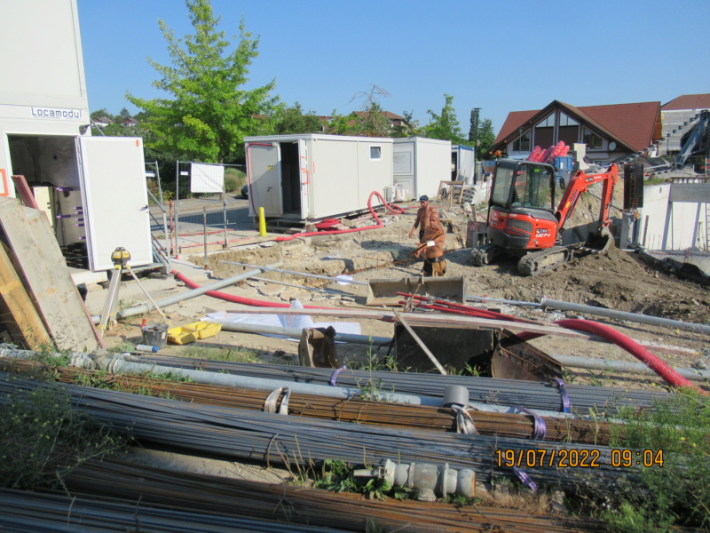 Montage d'une grue à tour 250 EC-B sur le chantier du centre ville. Réelle. - Page 3 Chant156