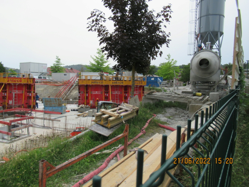 Montage d'une grue à tour 250 EC-B sur le chantier du centre ville. Réelle. - Page 2 Chanti56