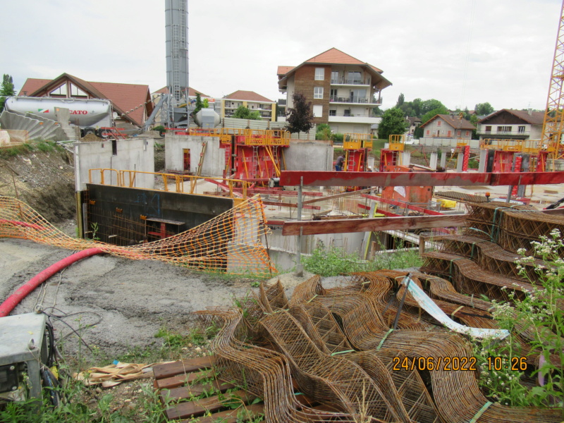 Montage d'une grue à tour 250 EC-B sur le chantier du centre ville. Réelle. - Page 2 Chanti91