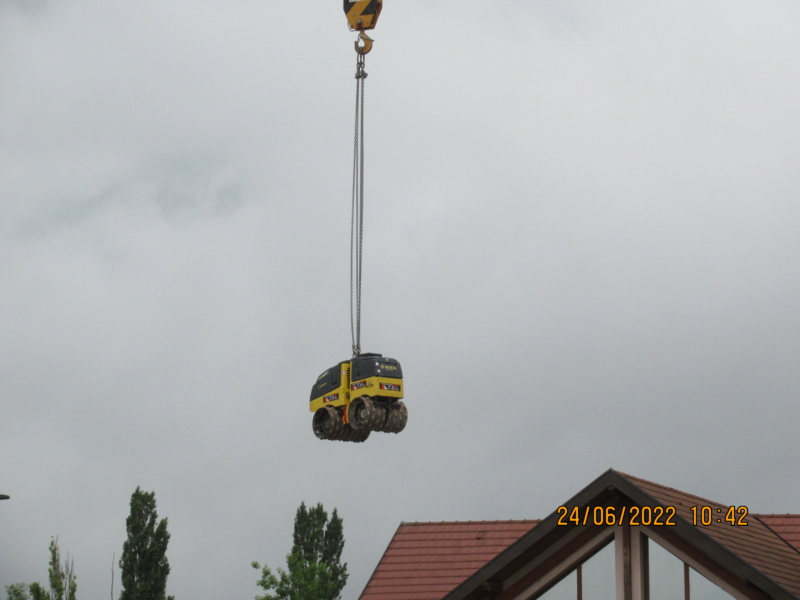 Montage d'une grue à tour 250 EC-B sur le chantier du centre ville. Réelle. - Page 2 Chanti94