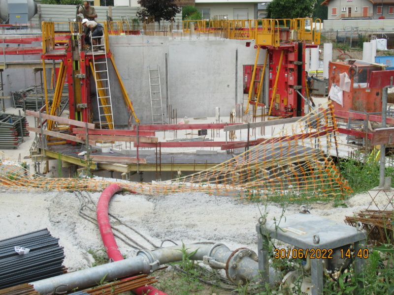 Montage d'une grue à tour 250 EC-B sur le chantier du centre ville. Réelle. - Page 2 Chantm19