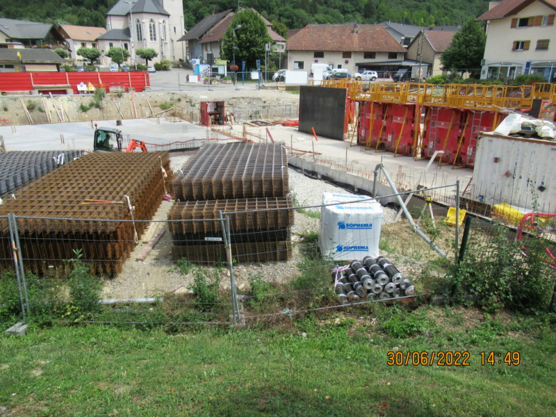 Montage d'une grue à tour 250 EC-B sur le chantier du centre ville. Réelle. - Page 2 Chantm22