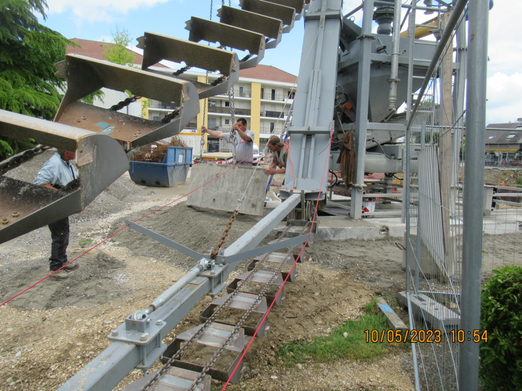 Montage d'une grue à tour 250 EC-B sur le chantier du centre ville. Réelle. - Page 5 Rzoins11