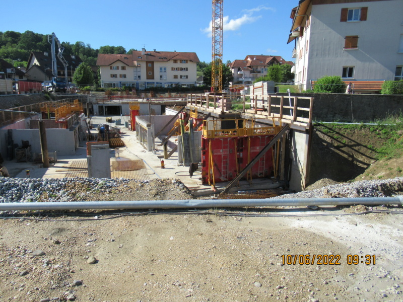 Montage d'une grue à tour 250 EC-B sur le chantier du centre ville. Réelle. - Page 2 Toleri19