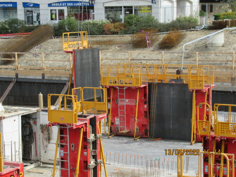 Montage d'une grue à tour 250 EC-B sur le chantier du centre ville. Réelle. - Page 2 Travau13