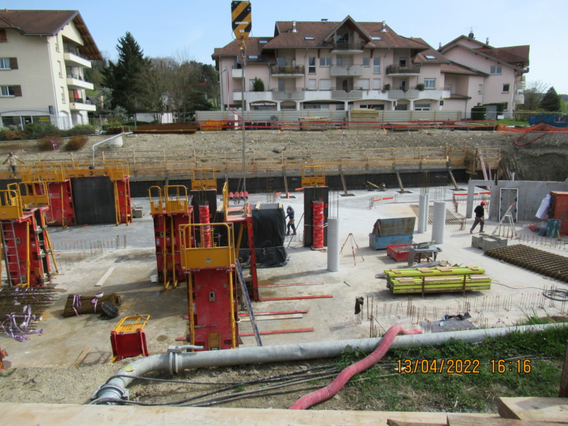 Montage d'une grue à tour 250 EC-B sur le chantier du centre ville. Réelle. - Page 2 Travau14