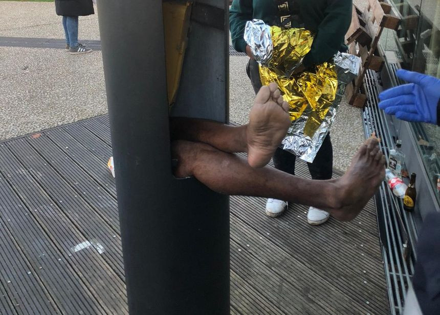 Comment cet étudiant a-t-il fini coincé dans un poteau ? 114