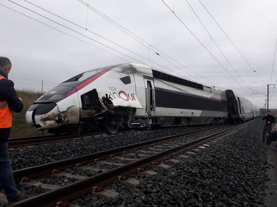 France: la motrice d'un TGV Paris-Strasbourg déraille en Alsace, au moins 20 blessés  Esviow10
