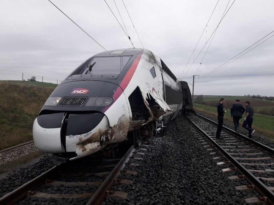 France: la motrice d'un TGV Paris-Strasbourg déraille en Alsace, au moins 20 blessés Esviow11