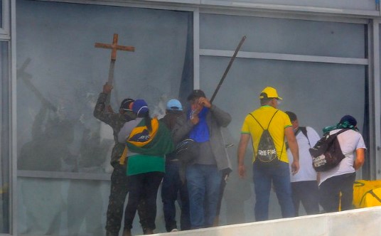 Já Somos um País Fascista - por Dodô Azevedo (Parte IV) - Página 18 0235