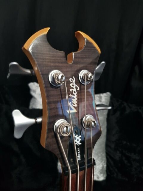 Vintage Metal Axxe Wraith Bass Guitar. _58-310
