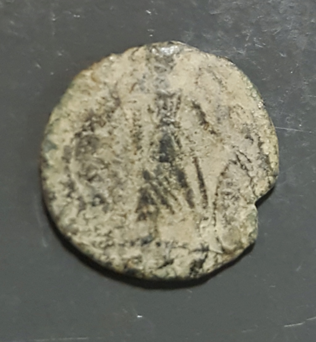 AE4 conmemorativa de Constantinopolis. Victoria estante a izq. sobre proa. Roma. 20190651