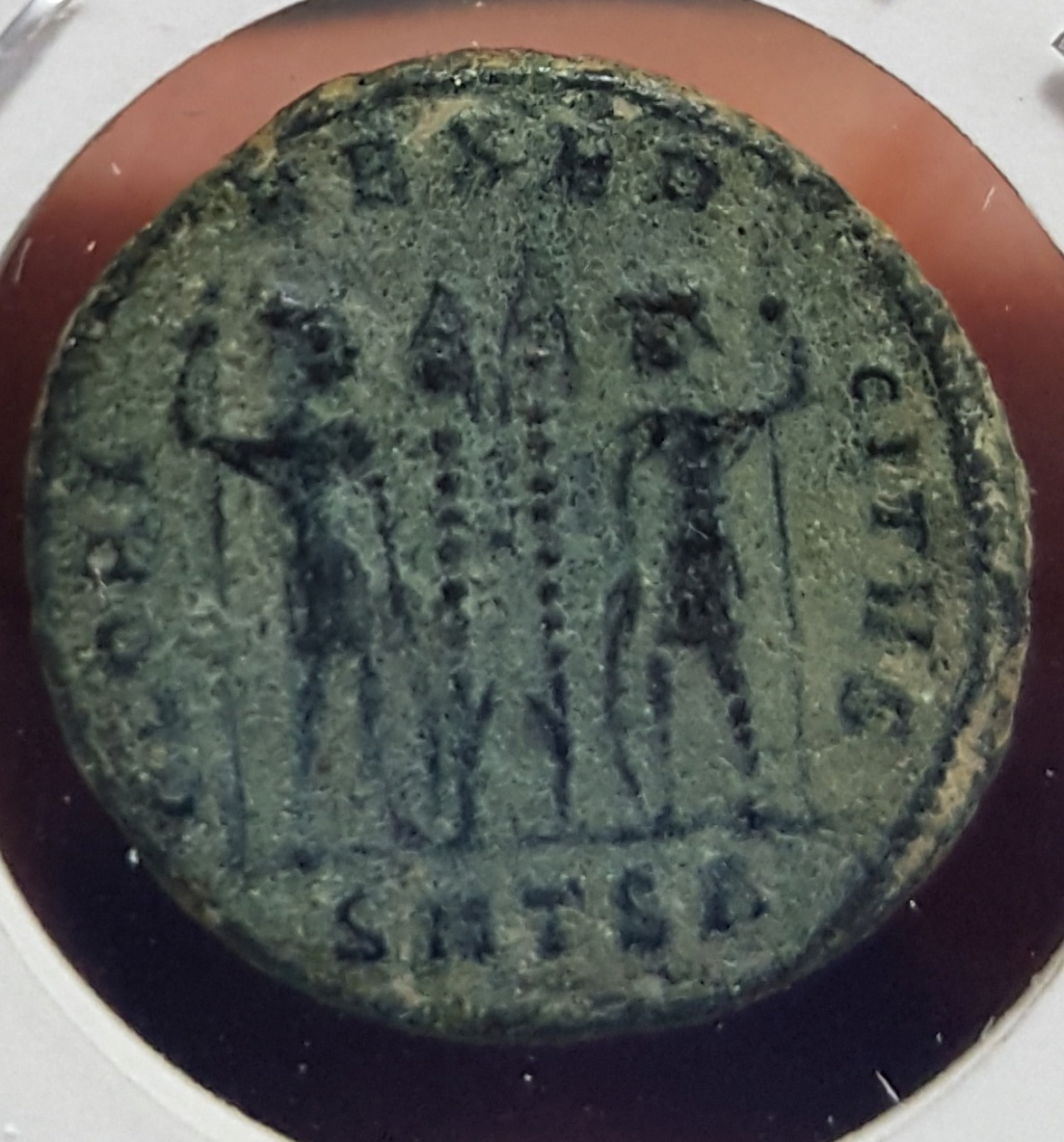 AE3 de Constantino I. GLORI-A EXERC-ITVS. Dos estandartes entre dos soldados. Tesalónica.. 20190724