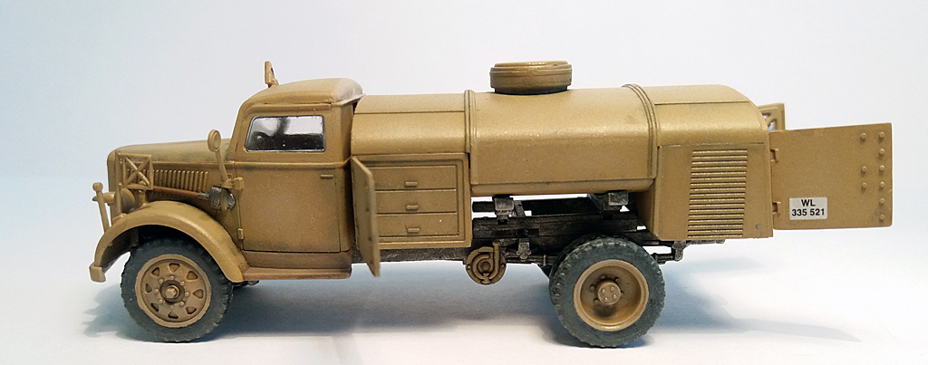 [Academy] German Fuel Truck & Schwimmwagen FINI Final711