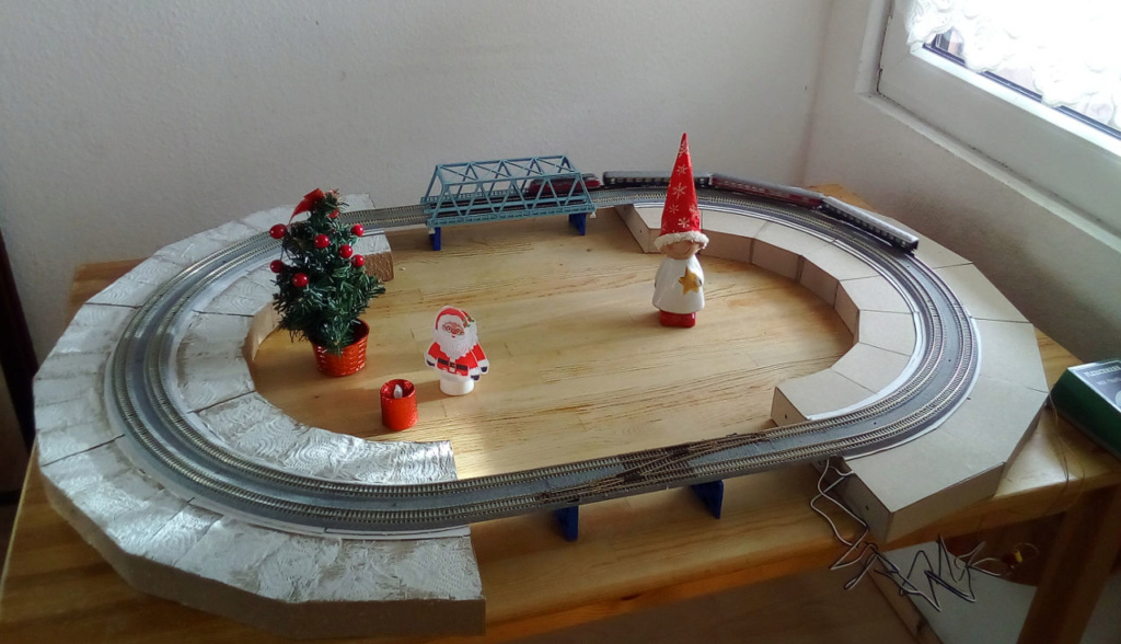 Die besinnliche um den Adventskranz/Weihnachtsbaum Rennbahn Anlage Kato-061