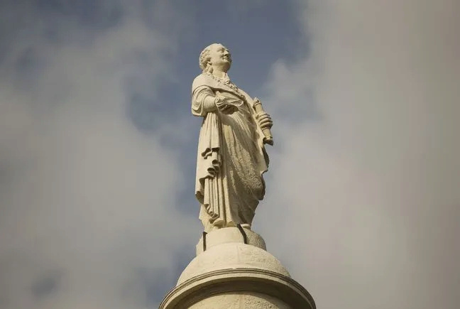 Des statues de Louis XVI dans nos villes Telech12