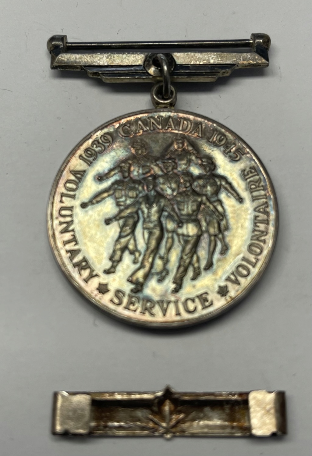 Médaille Canadienne du service volontaire avec barrette de service outremer 267ff210