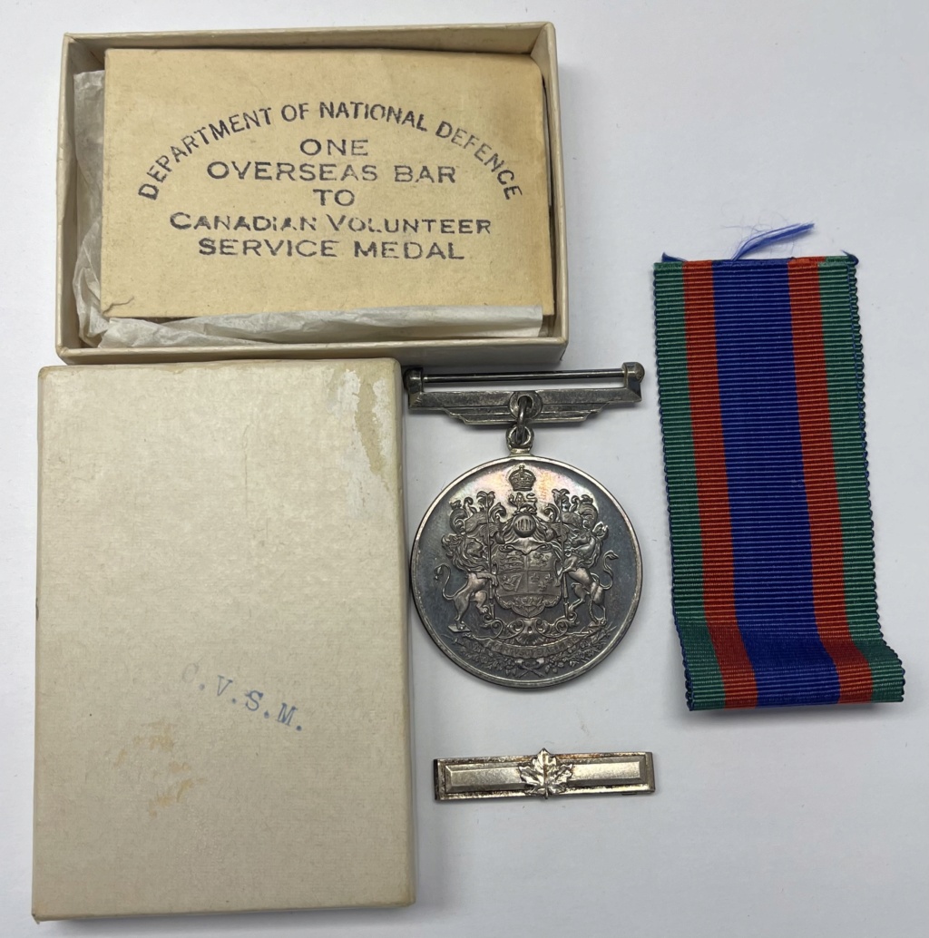 Médaille Canadienne du service volontaire avec barrette de service outremer A5132d10