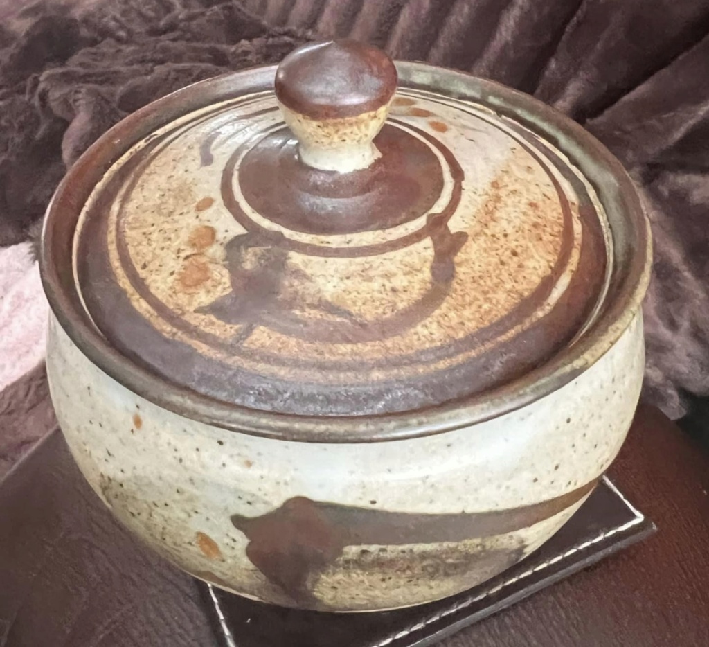 Help to ID this lovely lidded pot  55c7e410