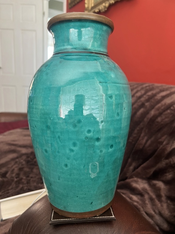 Copper edged pottery vase  D076e010