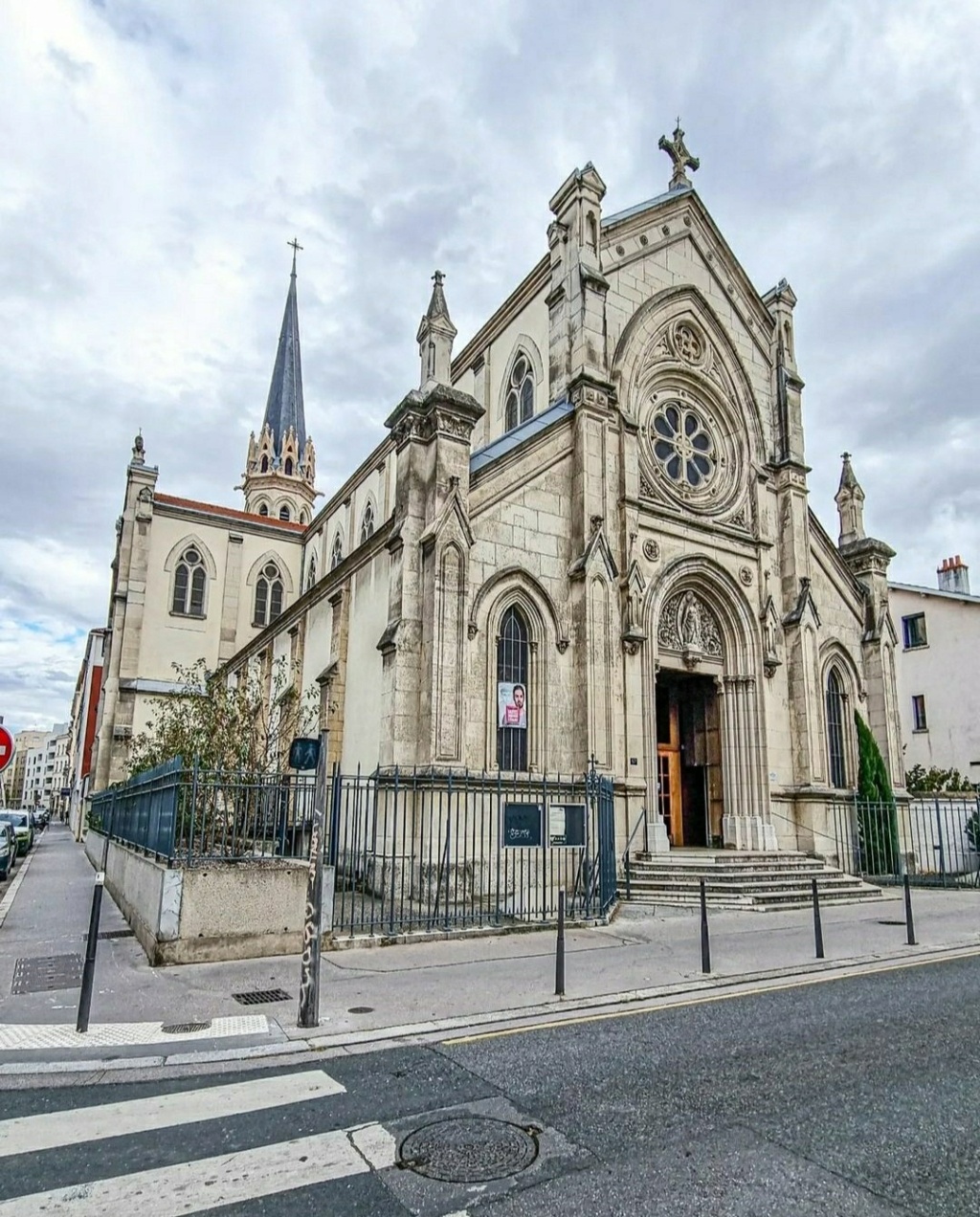 Франция - Церковь Église Notre-Dame de Bellecombe, Лион, Франция Архитектурный стиль: неоготика  Photo_66