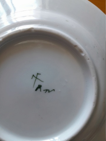 Green and red plate with Meissen type mark 20221211